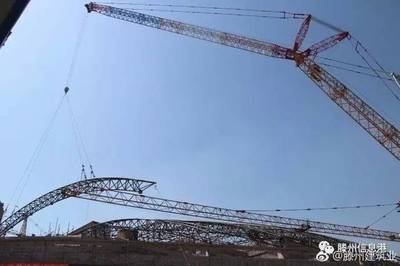 滕州街頭現“最帥撐傘哥” c北辛中學善國校區招生簡章 c商家傾倒高溫爐灰燙傷6歲兒童 c奧林匹克中心游泳館主體結構完工